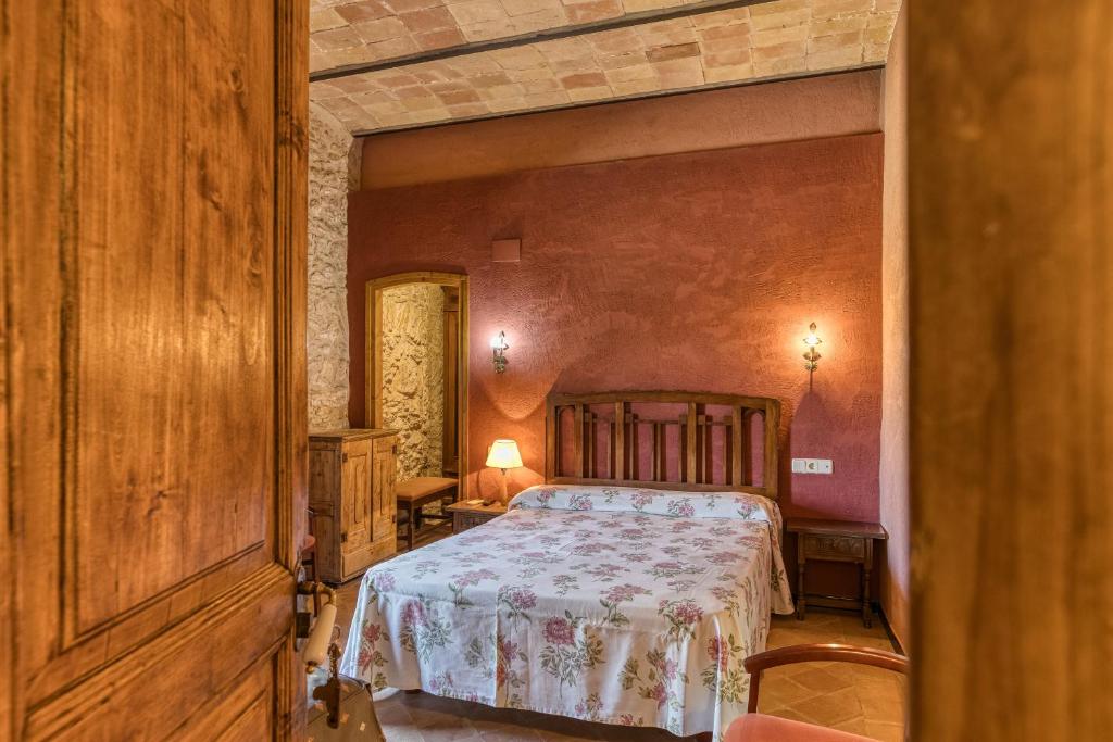 cama con pared roja